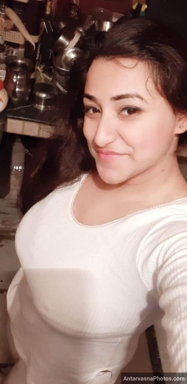 https://pub-5fcdf72a54cd4edbb03ec3edaa415a42.r2.dev/nakedleaks/madhuri's_captivating_indian_boobs_pictures/21.jpg