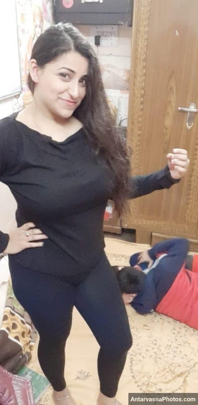 https://pub-5fcdf72a54cd4edbb03ec3edaa415a42.r2.dev/nakedleaks/madhuri's_captivating_indian_boobs_pictures/4.jpg