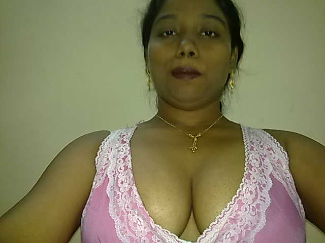 https://pub-5fcdf72a54cd4edbb03ec3edaa415a42.r2.dev/nakedleaks/mallu_aunt's_impressive_bosom_snapshots/1.jpg