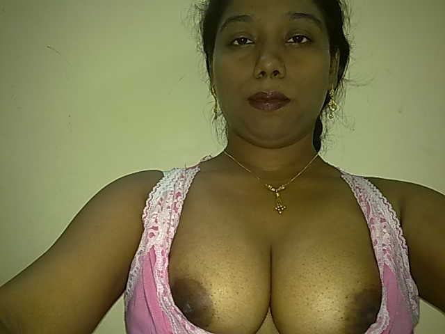 https://pub-5fcdf72a54cd4edbb03ec3edaa415a42.r2.dev/nakedleaks/mallu_aunt's_impressive_bosom_snapshots/2.jpg