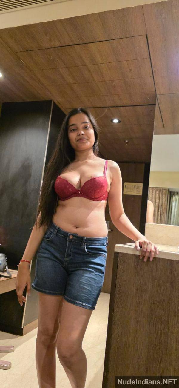 https://pub-5fcdf72a54cd4edbb03ec3edaa415a42.r2.dev/nakedleaks/mallu_girlfriend_shruthi_teases_with_juicy_boobs_in_bed_prior_to_intimacy/48.jpg