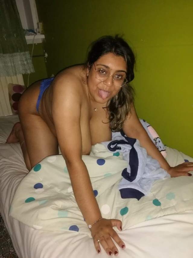 https://pub-5fcdf72a54cd4edbb03ec3edaa415a42.r2.dev/nakedleaks/meeta_aunt's_indian_big_bosom_photos/16.jpg