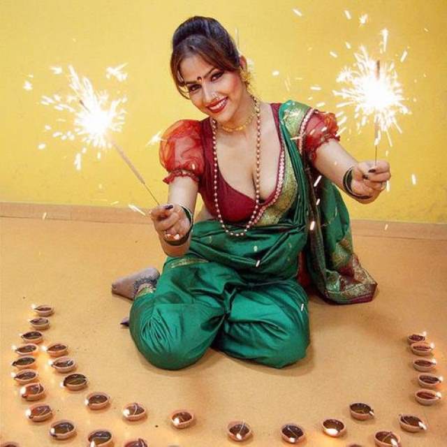 https://pub-5fcdf72a54cd4edbb03ec3edaa415a42.r2.dev/nakedleaks/memorable_happy_diwali_images_of_an_alluring_indian_girl/0.jpg