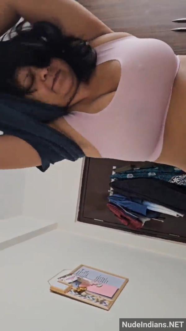 https://pub-5fcdf72a54cd4edbb03ec3edaa415a42.r2.dev/nakedleaks/milf_mrs_dixit_readies_herself_for_intense_intimacy_with_her_superior/6.jpg