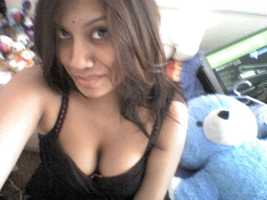 https://pub-5fcdf72a54cd4edbb03ec3edaa415a42.r2.dev/nakedleaks/mohini's_sensual_photos_at_the_office/1.jpg