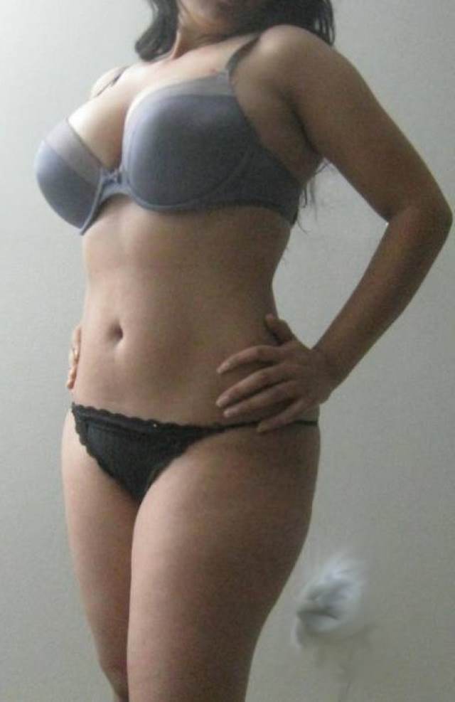 https://pub-5fcdf72a54cd4edbb03ec3edaa415a42.r2.dev/nakedleaks/neighbor's_naughty_photos_before_valentine's_day/6.jpg