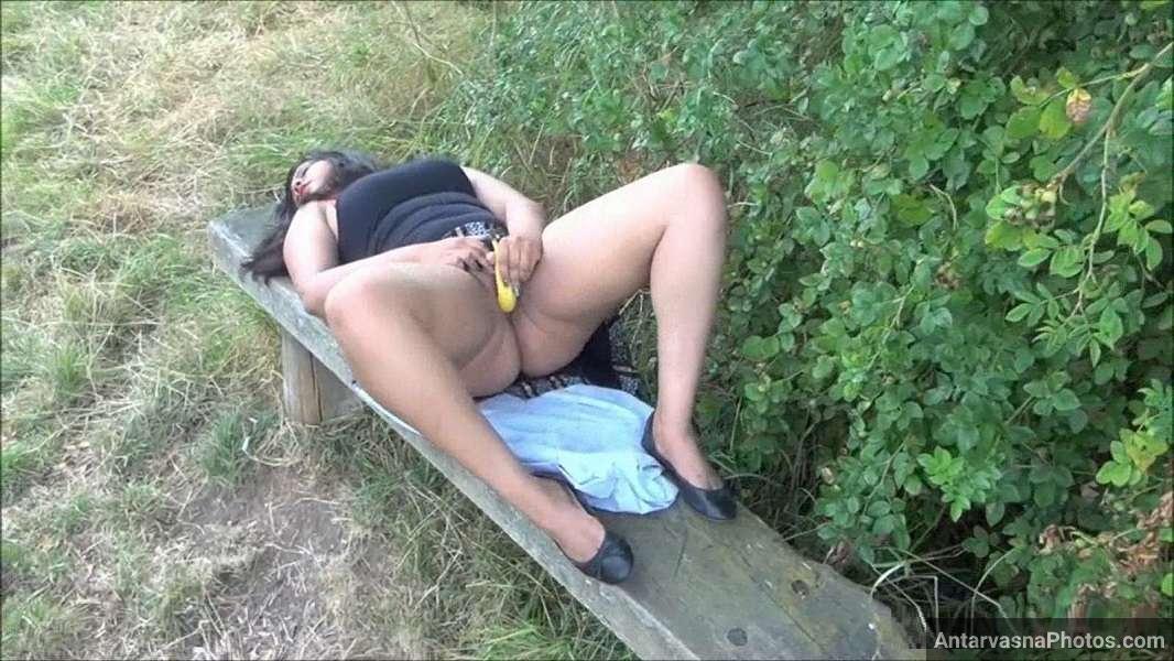 https://pub-5fcdf72a54cd4edbb03ec3edaa415a42.r2.dev/nakedleaks/nri_bhabhi's_erotic_photos_with_a_banana_in_the_garden/8.jpg