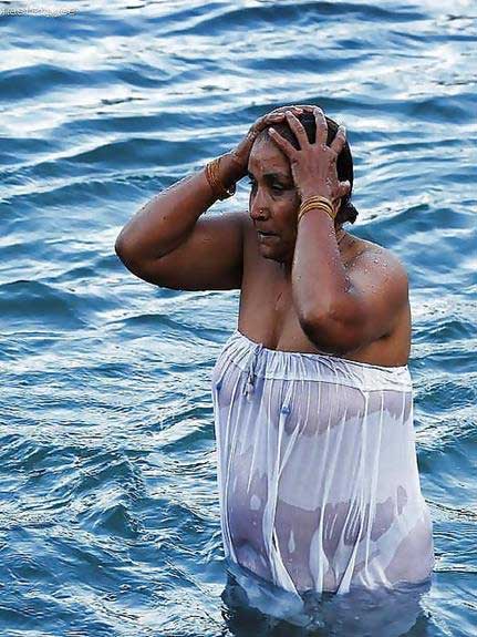 https://pub-5fcdf72a54cd4edbb03ec3edaa415a42.r2.dev/nakedleaks/outdoor_erotic_photography_of_indian_women/1.jpg