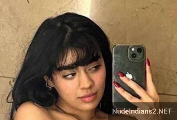 https://pub-5fcdf72a54cd4edbb03ec3edaa415a42.r2.dev/nakedleaks/overseas_beauty_priya_dixit_shares_seductive_selfies_with_desi_men/12.jpg