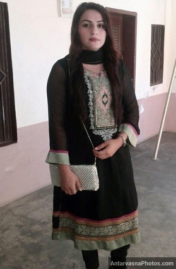 https://pub-5fcdf72a54cd4edbb03ec3edaa415a42.r2.dev/nakedleaks/pakistani_bhabhi's_seductive_photos_found_on_social_media/1.jpg