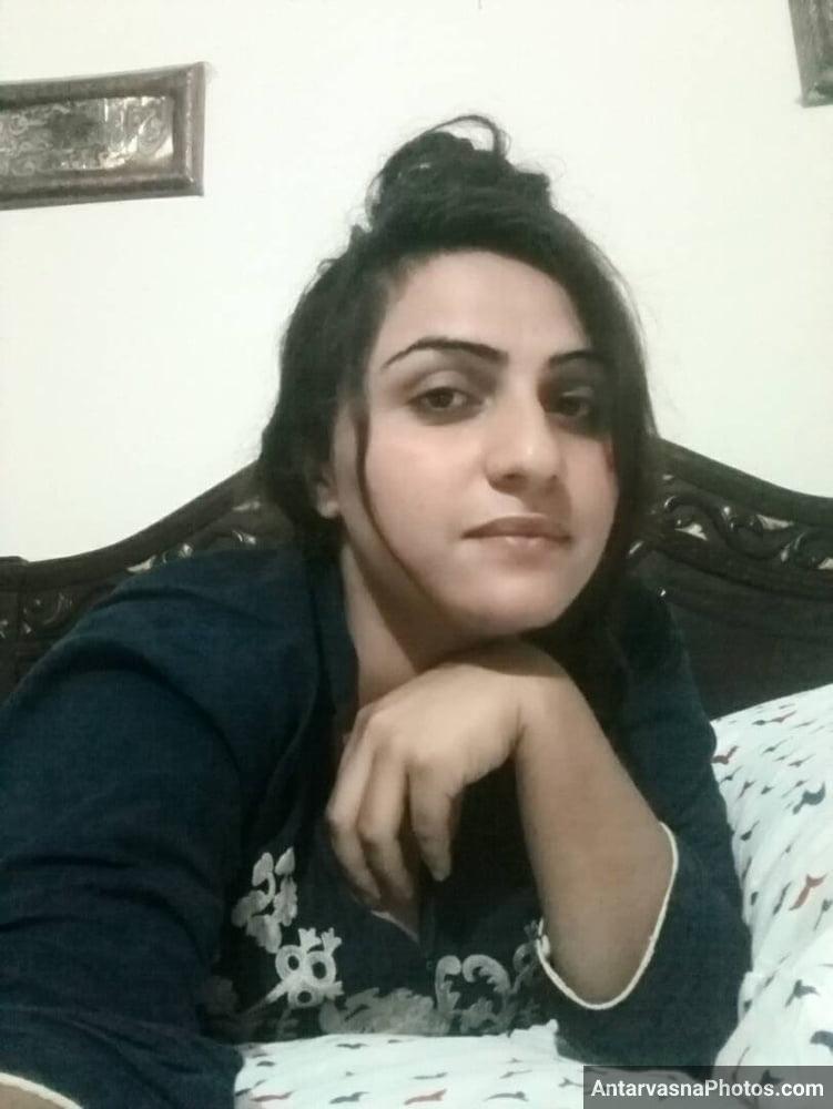 https://pub-5fcdf72a54cd4edbb03ec3edaa415a42.r2.dev/nakedleaks/pakistani_bhabhi's_seductive_photos_found_on_social_media/10.jpg