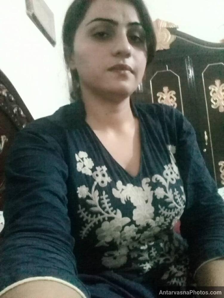 https://pub-5fcdf72a54cd4edbb03ec3edaa415a42.r2.dev/nakedleaks/pakistani_bhabhi's_seductive_photos_found_on_social_media/4.jpg