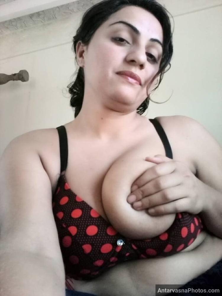 https://pub-5fcdf72a54cd4edbb03ec3edaa415a42.r2.dev/nakedleaks/pakistani_bhabhi's_seductive_photos_found_on_social_media/7.jpg