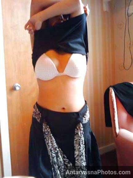 https://pub-5fcdf72a54cd4edbb03ec3edaa415a42.r2.dev/nakedleaks/passionate_admirer_of_indian_aunty's_manhood/3.jpg