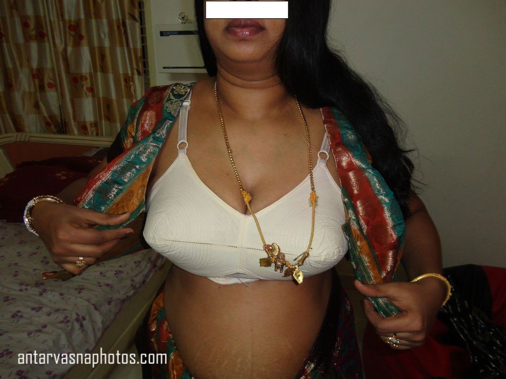https://pub-5fcdf72a54cd4edbb03ec3edaa415a42.r2.dev/nakedleaks/passionate_encounter_with_a_saree-wearing_bhabhi/1.jpg
