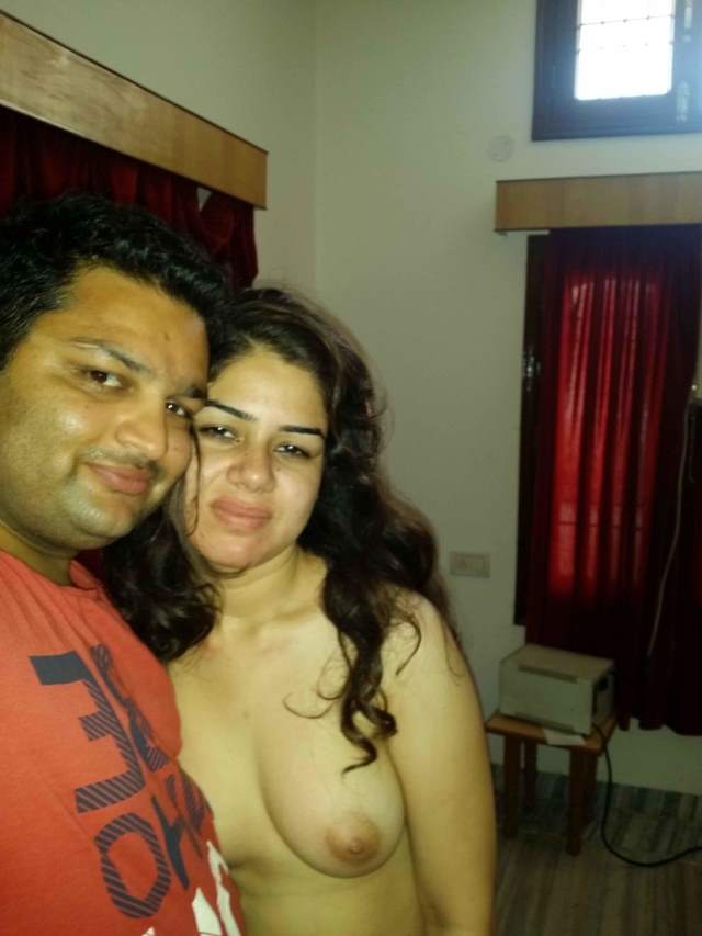 https://pub-5fcdf72a54cd4edbb03ec3edaa415a42.r2.dev/nakedleaks/passionate_photo_of_gurgaon_couple's_desi_intimacy/20.jpg