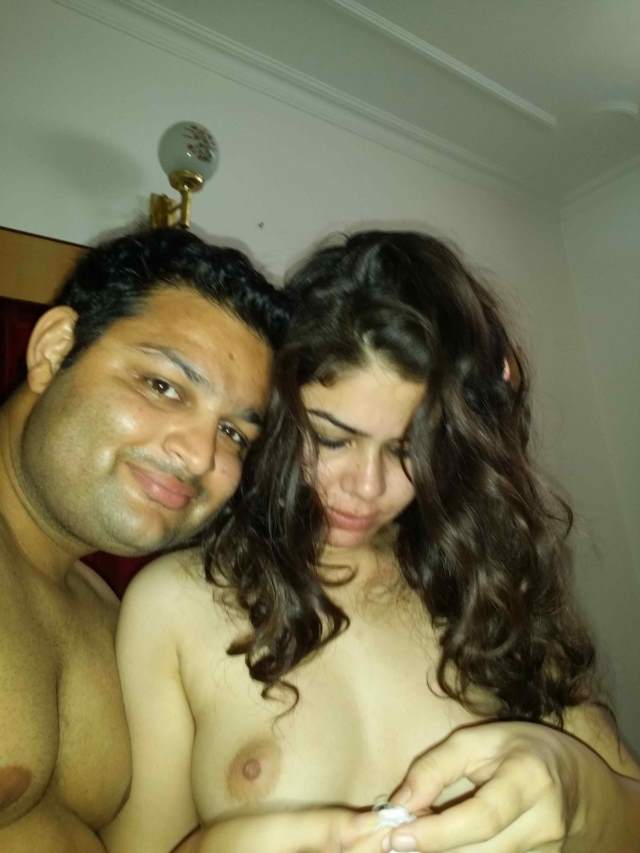 https://pub-5fcdf72a54cd4edbb03ec3edaa415a42.r2.dev/nakedleaks/passionate_photo_of_gurgaon_couple's_desi_intimacy/24.jpg