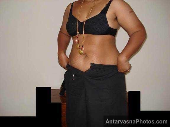 https://pub-5fcdf72a54cd4edbb03ec3edaa415a42.r2.dev/nakedleaks/photo_of_a_desi_aunt's_bushy_vagina/1.jpg