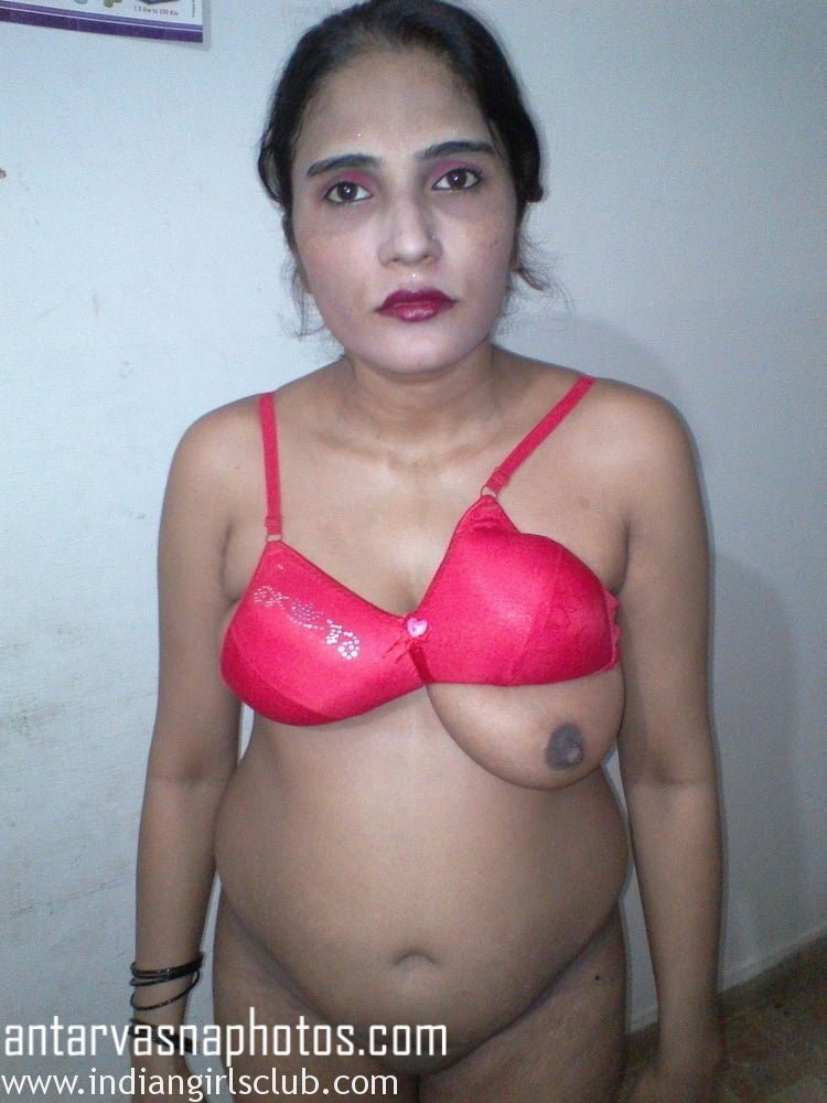 https://pub-5fcdf72a54cd4edbb03ec3edaa415a42.r2.dev/nakedleaks/photographs_of_a_desi_housewife's_encounter/3.jpg