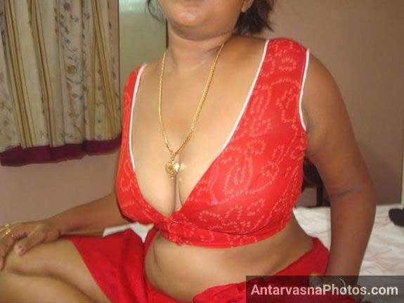 https://pub-5fcdf72a54cd4edbb03ec3edaa415a42.r2.dev/nakedleaks/photographs_of_indian_village_aunty's_breasts/1.jpg