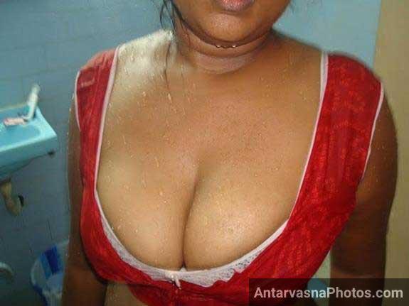 https://pub-5fcdf72a54cd4edbb03ec3edaa415a42.r2.dev/nakedleaks/photographs_of_indian_village_aunty's_breasts/2.jpg