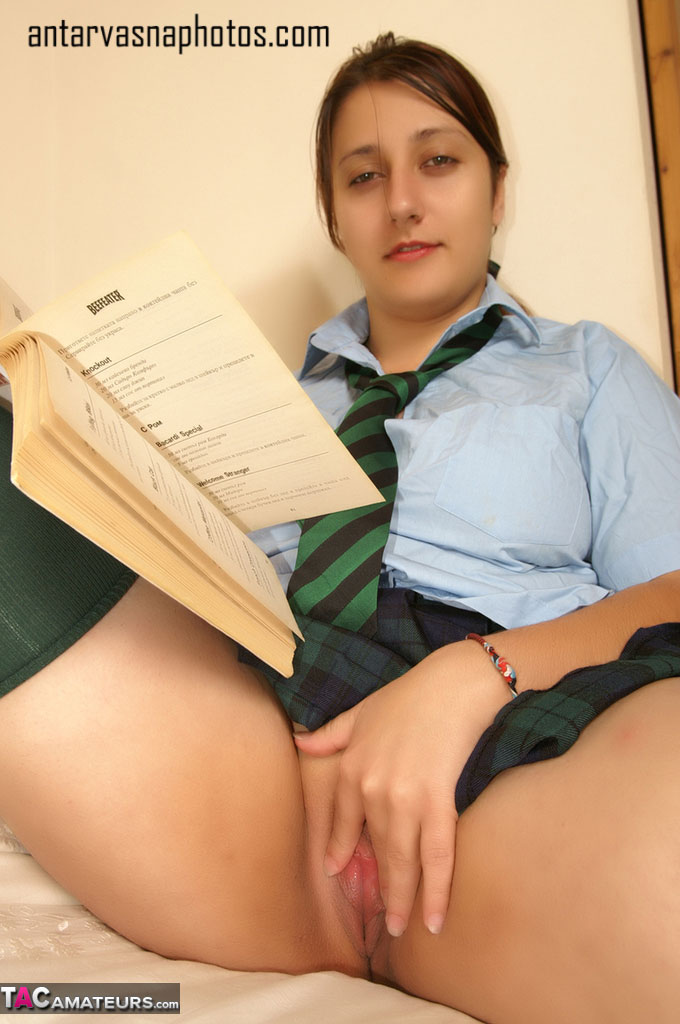https://pub-5fcdf72a54cd4edbb03ec3edaa415a42.r2.dev/nakedleaks/photos_of_a_clean_shaven_american_school_girl/3.jpg