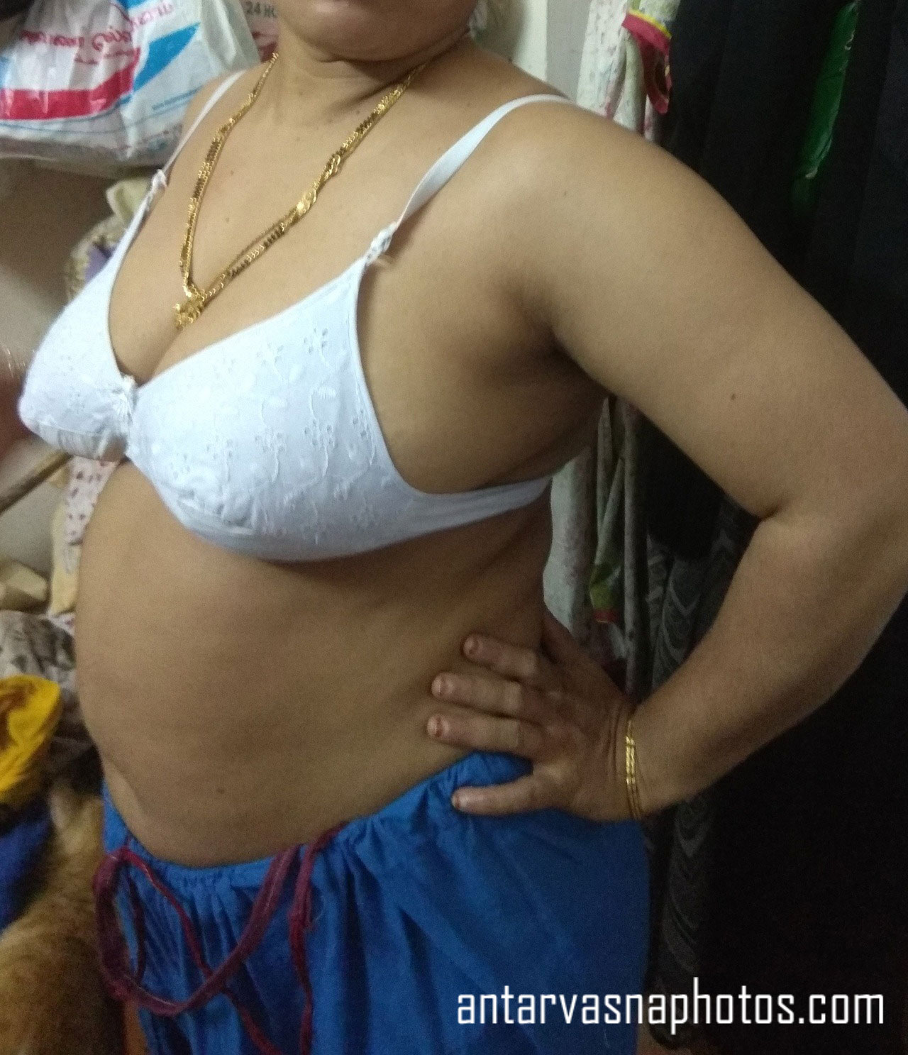 https://pub-5fcdf72a54cd4edbb03ec3edaa415a42.r2.dev/nakedleaks/photos_of_indian_aunt's_chest_and_backside/1.jpg