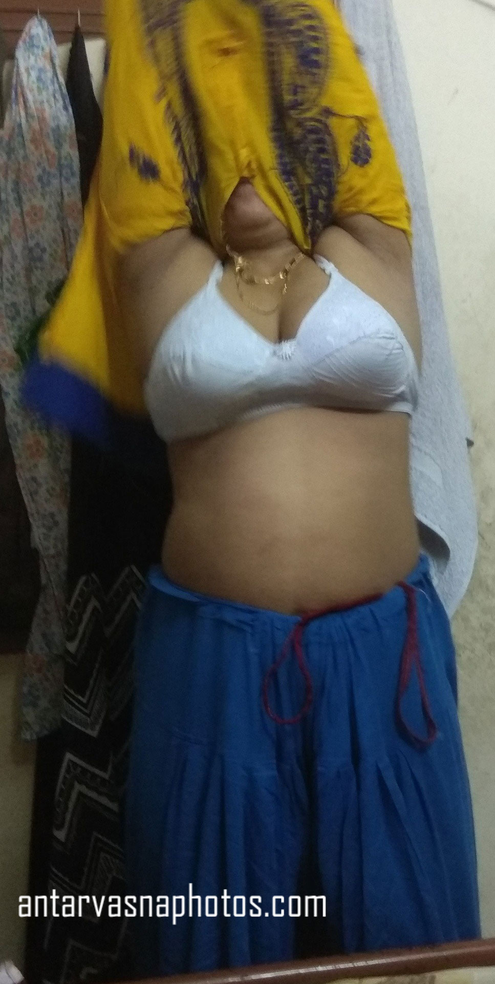 https://pub-5fcdf72a54cd4edbb03ec3edaa415a42.r2.dev/nakedleaks/photos_of_indian_aunt's_chest_and_backside/2.jpg