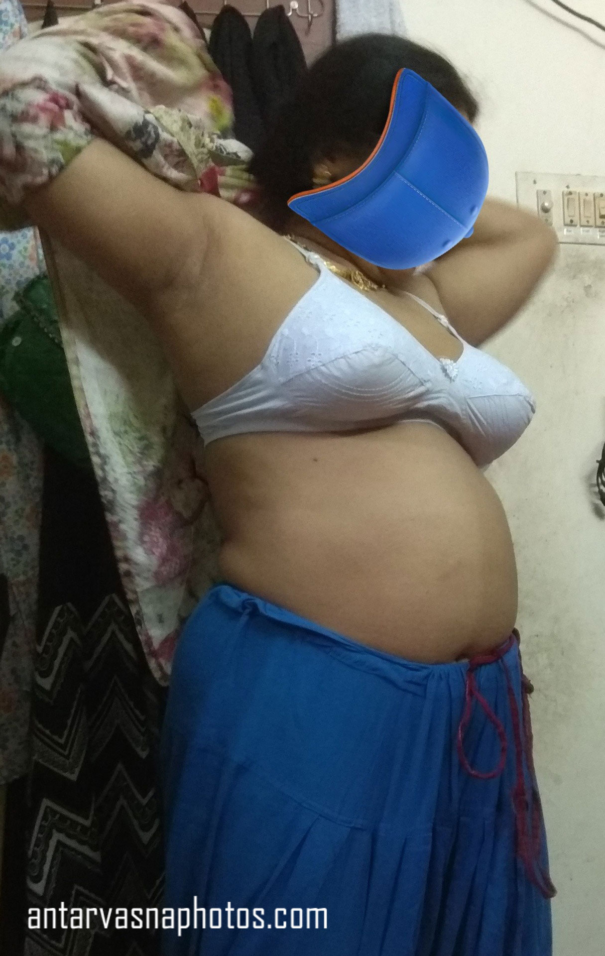 https://pub-5fcdf72a54cd4edbb03ec3edaa415a42.r2.dev/nakedleaks/photos_of_indian_aunt's_chest_and_backside/3.jpg