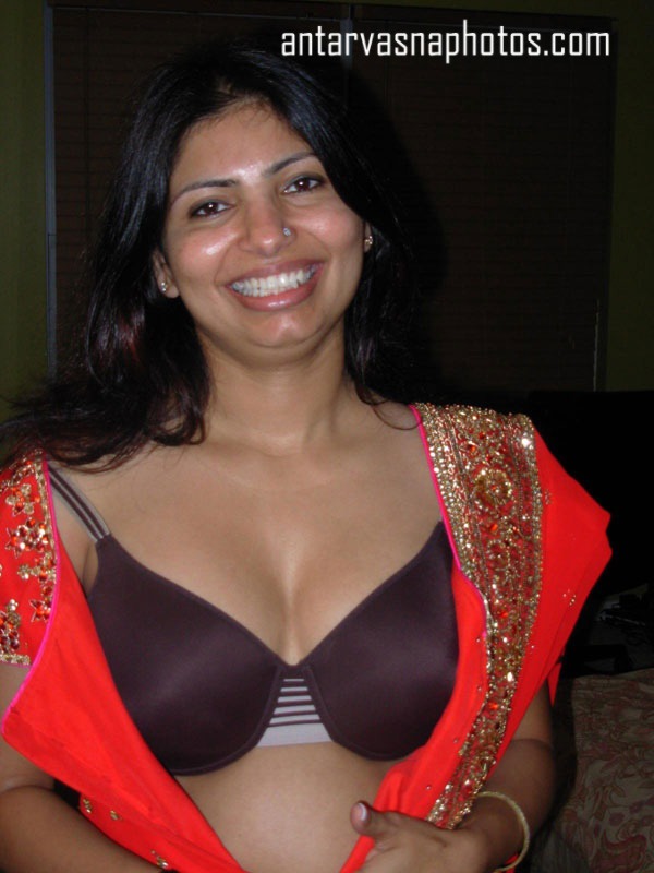 https://pub-5fcdf72a54cd4edbb03ec3edaa415a42.r2.dev/nakedleaks/photos_of_indian_bhabhi_simran's_bosoms/0.jpg