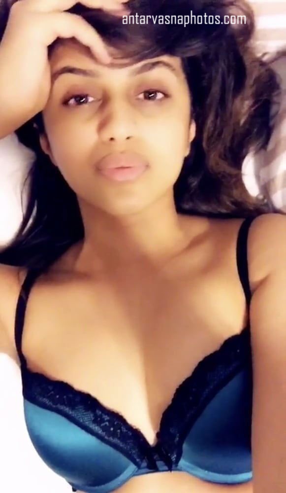 https://pub-5fcdf72a54cd4edbb03ec3edaa415a42.r2.dev/nakedleaks/photos_of_pakistani_girl_nisha_with_impressive_assets/1.jpg