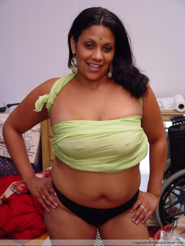 https://pub-5fcdf72a54cd4edbb03ec3edaa415a42.r2.dev/nakedleaks/plump_desi_auntie_erotic_photo_collection/11.jpg