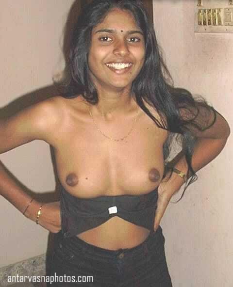 https://pub-5fcdf72a54cd4edbb03ec3edaa415a42.r2.dev/nakedleaks/provocative_images_of_a_south_indian_girl/3.jpg