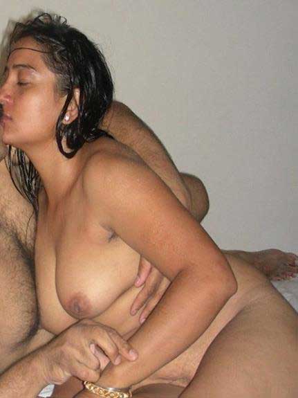 https://pub-5fcdf72a54cd4edbb03ec3edaa415a42.r2.dev/nakedleaks/provocative_images_of_indian_sex_scandal/1.jpg