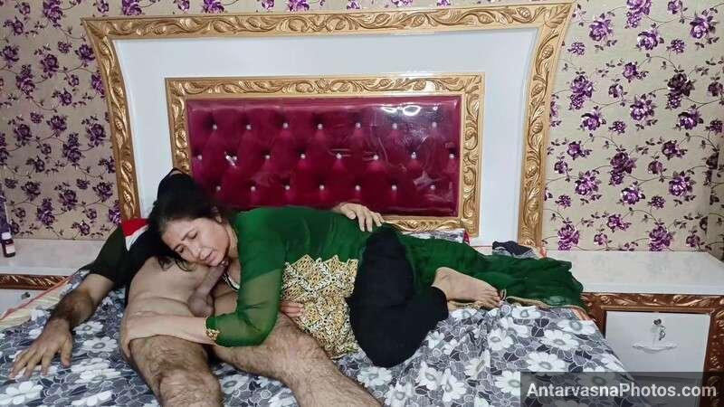 https://pub-5fcdf72a54cd4edbb03ec3edaa415a42.r2.dev/nakedleaks/provocative_images_of_pakistani_aunt_experiencing_passion/4.jpg