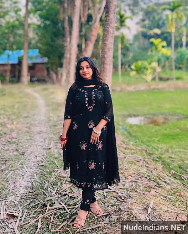 https://pub-5fcdf72a54cd4edbb03ec3edaa415a42.r2.dev/nakedleaks/provocative_photos_of_indian_girl_–_revealing_well-endowed_features/16.jpg