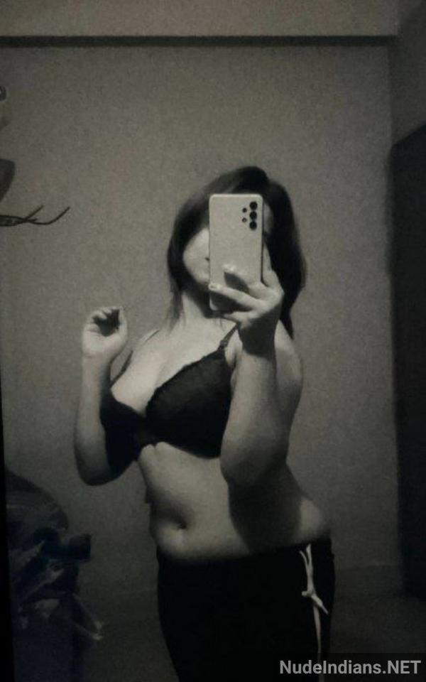 https://pub-5fcdf72a54cd4edbb03ec3edaa415a42.r2.dev/nakedleaks/provocative_photos_of_indian_girl_–_revealing_well-endowed_features/9.jpg