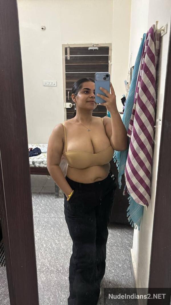 https://pub-5fcdf72a54cd4edbb03ec3edaa415a42.r2.dev/nakedleaks/punjabi_girlfriend_mala_singh_exposes_her_busty_figure_in_seductive_selfies/4.jpg