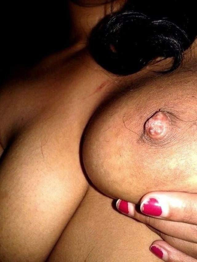 https://pub-5fcdf72a54cd4edbb03ec3edaa415a42.r2.dev/nakedleaks/pushpa_aunty's_birthday_fun_intimate_images/15.jpg