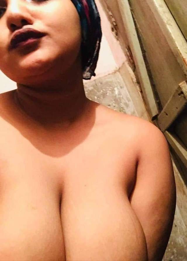 https://pub-5fcdf72a54cd4edbb03ec3edaa415a42.r2.dev/nakedleaks/revealing_hot_sister-in-law_images/25.jpg