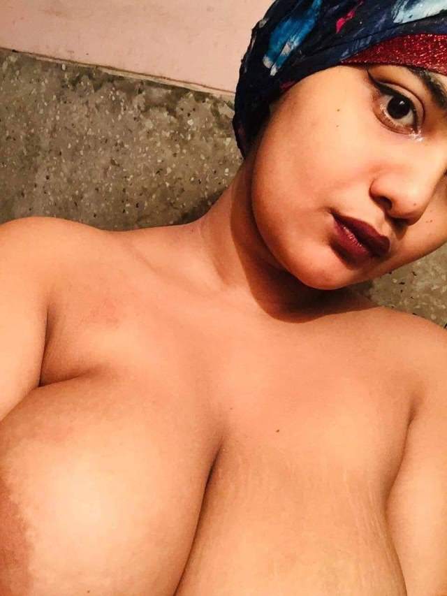 https://pub-5fcdf72a54cd4edbb03ec3edaa415a42.r2.dev/nakedleaks/revealing_hot_sister-in-law_images/26.jpg