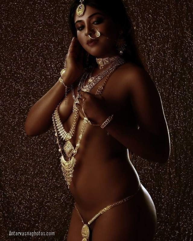 https://pub-5fcdf72a54cd4edbb03ec3edaa415a42.r2.dev/nakedleaks/revealing_images_of_inner_desires_through_photoshoot/0.jpg