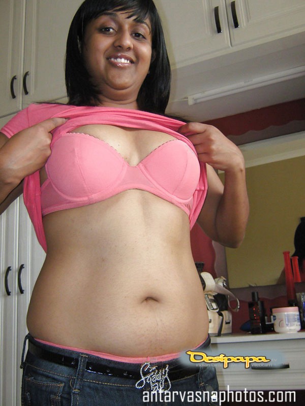 https://pub-5fcdf72a54cd4edbb03ec3edaa415a42.r2.dev/nakedleaks/revealing_the_bosom_of_a_gujarati_sister-in-law/3.jpg