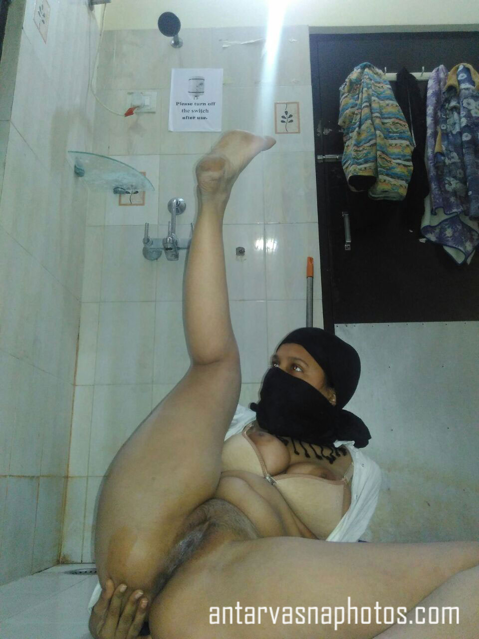 https://pub-5fcdf72a54cd4edbb03ec3edaa415a42.r2.dev/nakedleaks/revealing_the_sensual_side_of_an_indian_muslim_woman/2.jpg