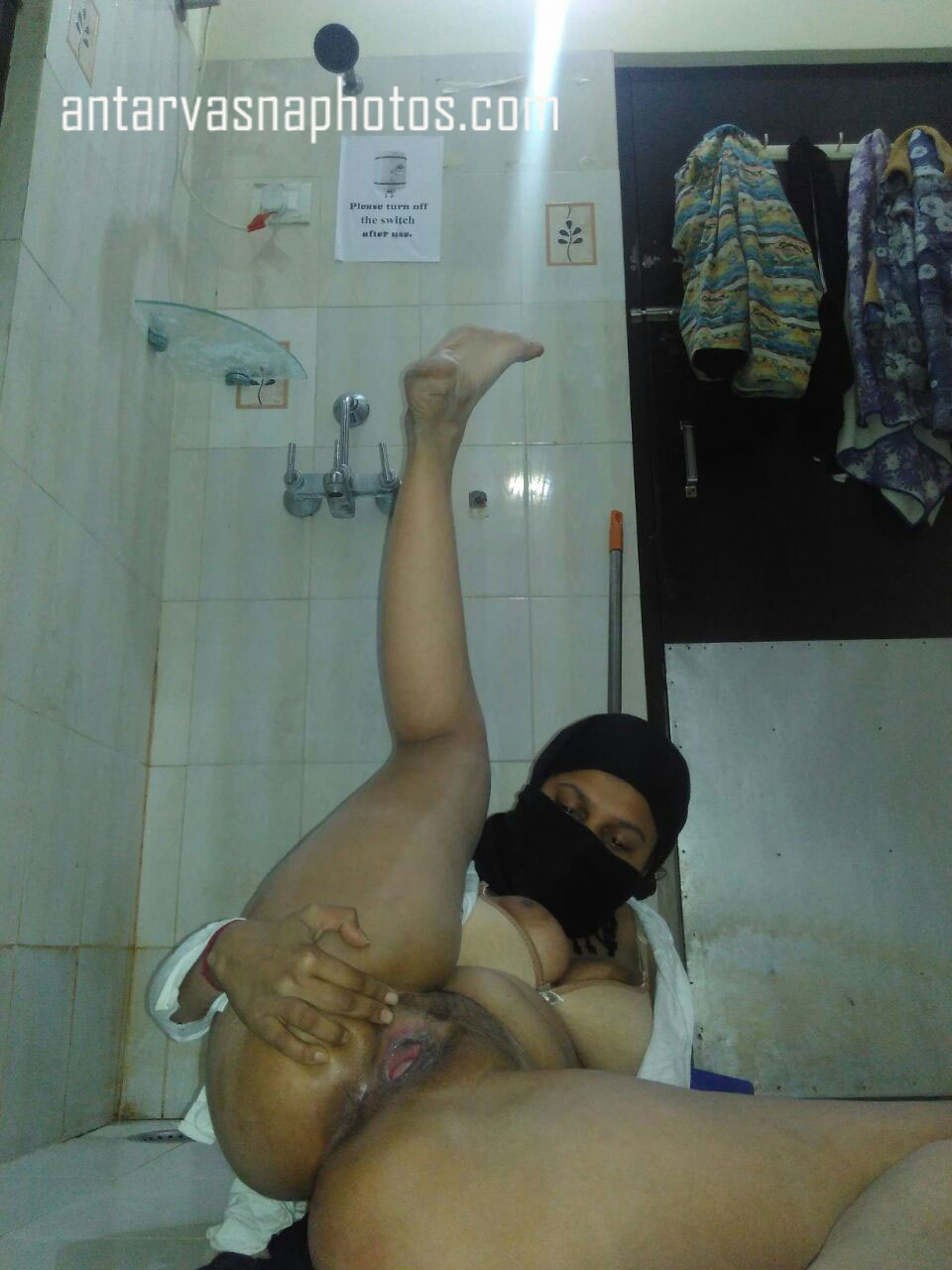 https://pub-5fcdf72a54cd4edbb03ec3edaa415a42.r2.dev/nakedleaks/revealing_the_sensual_side_of_an_indian_muslim_woman/4.jpg