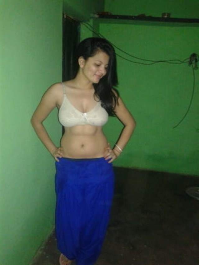 https://pub-5fcdf72a54cd4edbb03ec3edaa415a42.r2.dev/nakedleaks/romantic_indian_couple_capturing_moments_outdoors/0.jpg