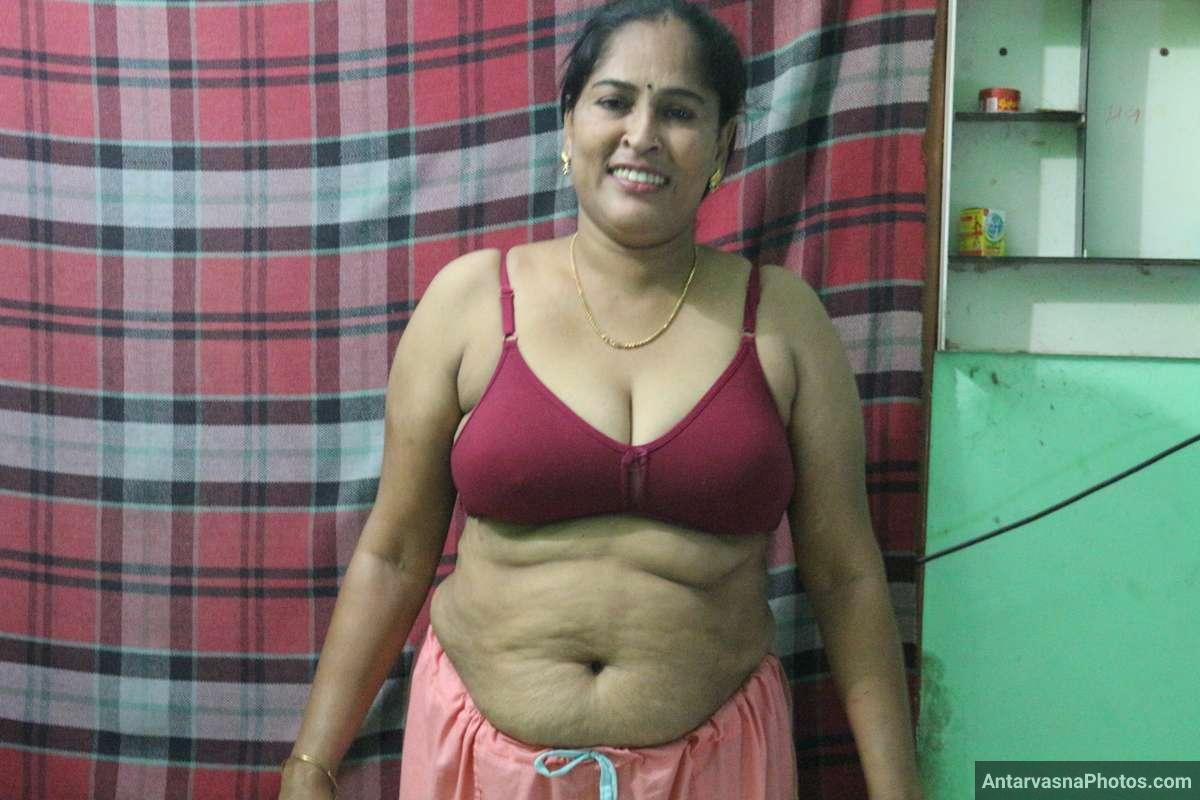 https://pub-5fcdf72a54cd4edbb03ec3edaa415a42.r2.dev/nakedleaks/rural_desi_milf_aunt's_explicit_gallery_of_breast_sex/17.jpg