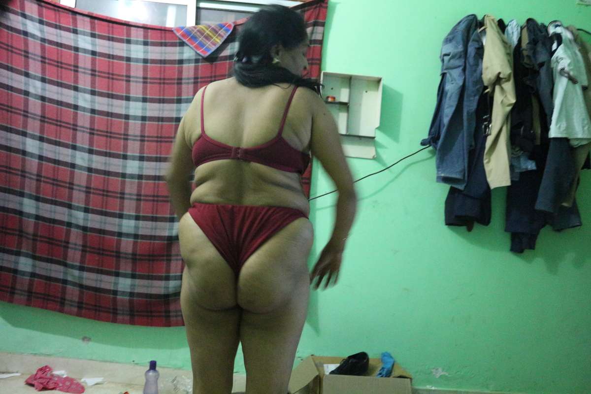 https://pub-5fcdf72a54cd4edbb03ec3edaa415a42.r2.dev/nakedleaks/rural_desi_milf_aunt's_explicit_gallery_of_breast_sex/6.jpg
