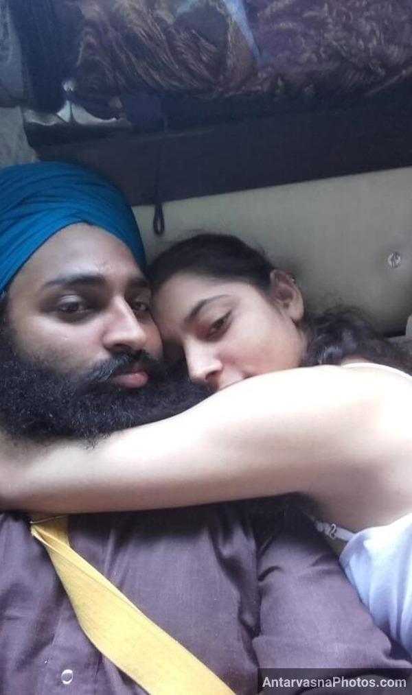 https://pub-5fcdf72a54cd4edbb03ec3edaa415a42.r2.dev/nakedleaks/sardar_ji_and_punjabi_girlfriend's_sizzling_photographs/1.jpg