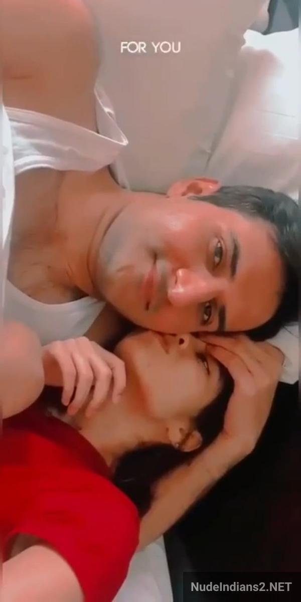 https://pub-5fcdf72a54cd4edbb03ec3edaa415a42.r2.dev/nakedleaks/scandal_involving_teen_arushi_agarwal_and_jijaji_in_delhi/6.jpg
